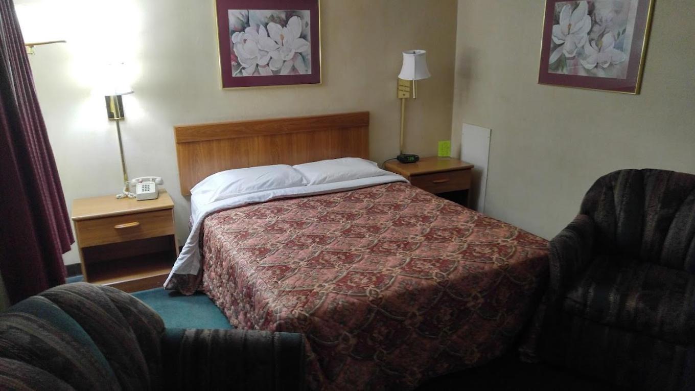 Oyo Sheldon'S Motel And Restaurant Keysville ภายนอก รูปภาพ